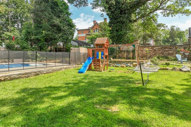 Building Photo - 139 W 4th Ave