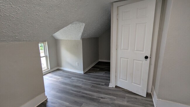 Building Photo - Discover this newly renovated 3-bedroom, 1-bath home in Akron