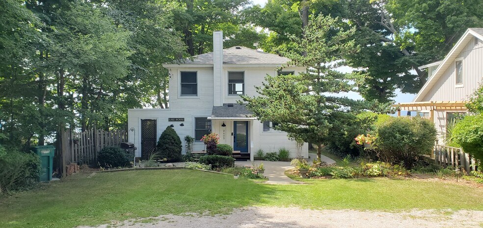 Building Photo - 2405 Lakefront Dr