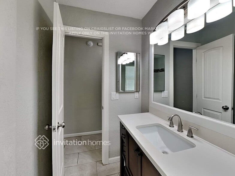 Building Photo - 2812 N 69th Pl