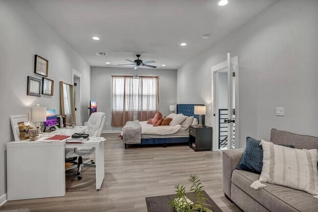 Building Photo - 2318 S 4th St