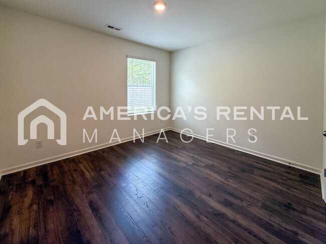 Building Photo - Move-in Special! Beautiful 5 Bed, 2 Bath h...