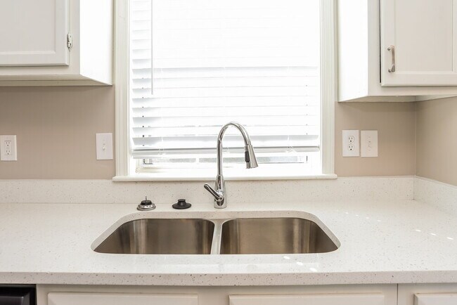 Building Photo - 3721 Riverside Pkwy