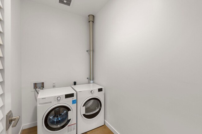 Building Photo - Great Nexus Condo For Rent