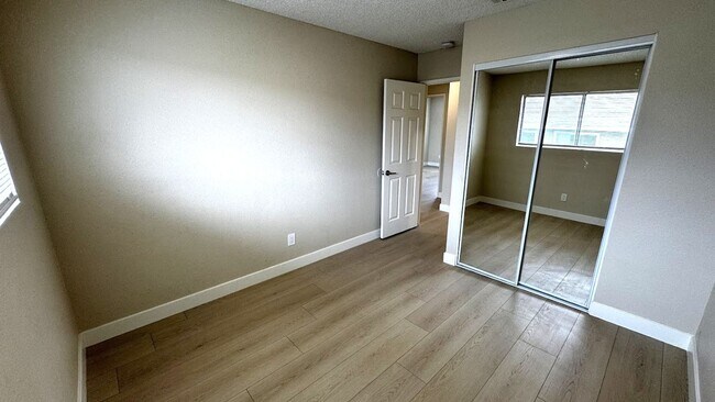 Building Photo - Newly Renovated Spacious 3-Bedroom Townhom...