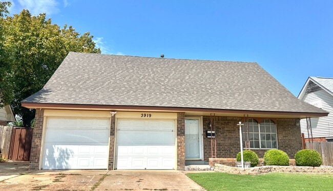 Primary Photo - ?Spacious Home Near Tinker Airforce Base ?