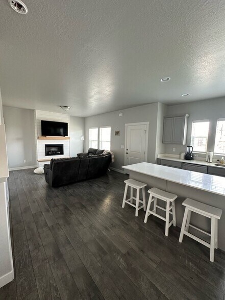 Building Photo - 2215 W Bluebird Dr