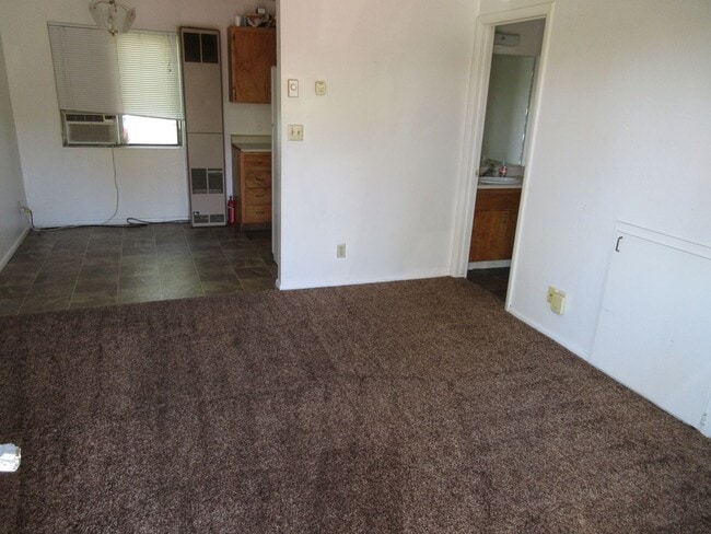 Building Photo - 2 bedroom, 1.5 bathroom, 2 condo near SUU
