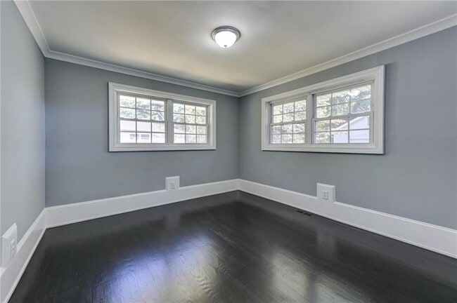 Building Photo - 2325 Elmwood Cir SE