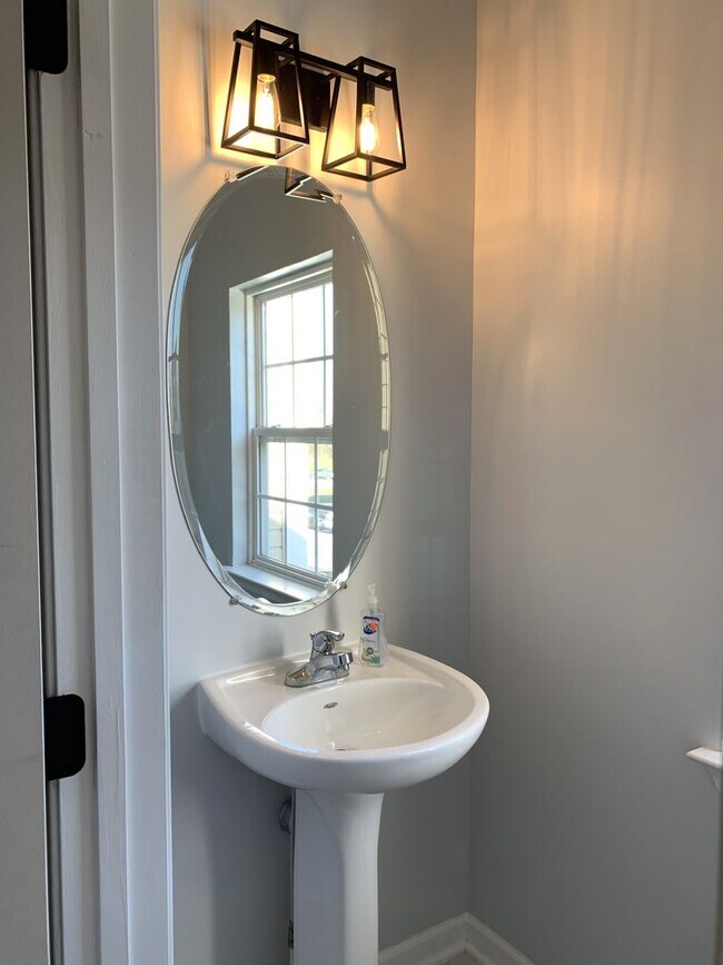 Building Photo - Spacious 3-Bed / 2.5-Bath Townhome – Antrim Crossing Subdivision