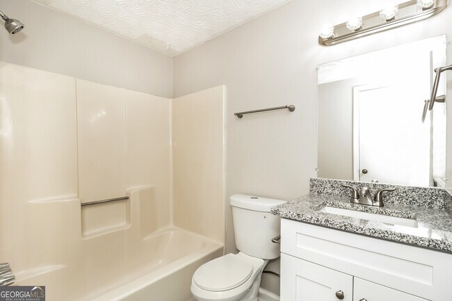 Building Photo - 587 Farmbrook Trail NE