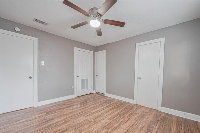 Building Photo - 2226 Rainbow Dr