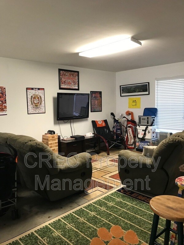 Building Photo - 4055 Hartland St