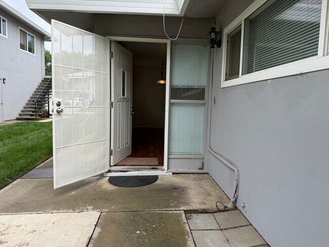 Building Photo - 2 story updated townhouse In Rosemont 2/1 MOVE IN SPECIAL 2nd month rent is free!