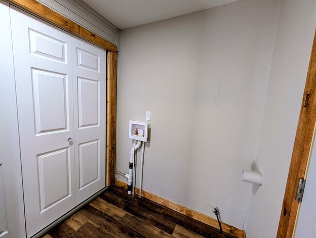 Building Photo - 906 S 1st St