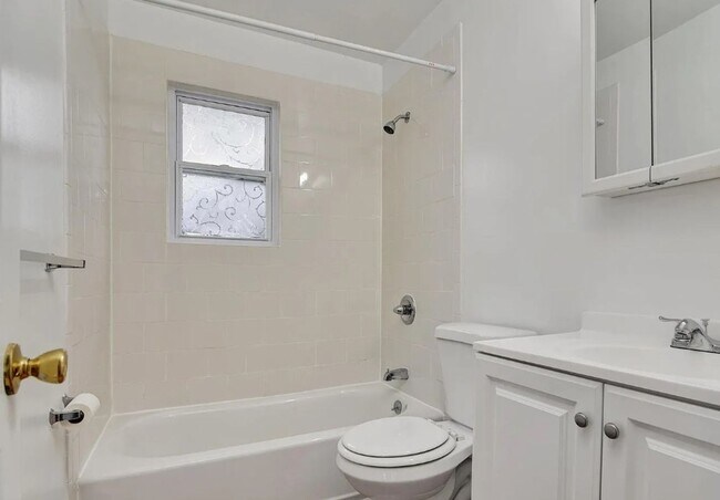 Building Photo - Renovated Apartment Available
