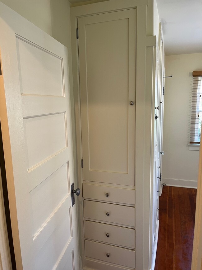 Building Photo - 135 E Ave 42