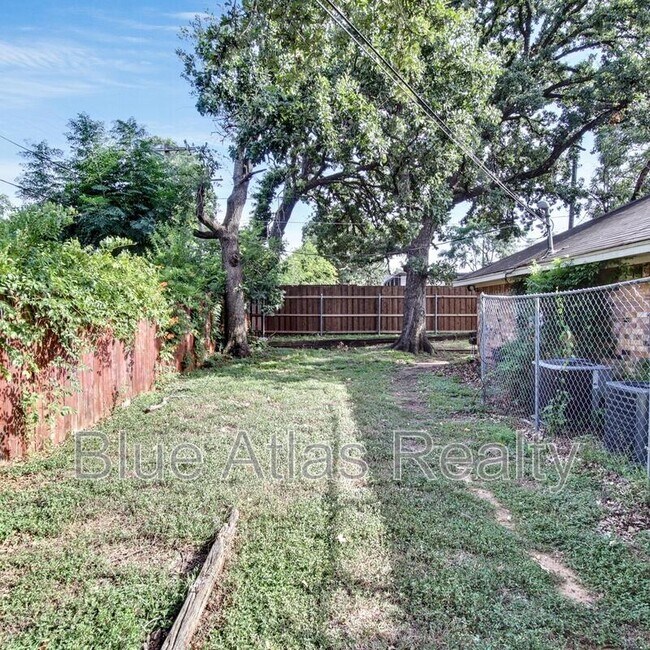 Building Photo - 916 Hilltop Dr