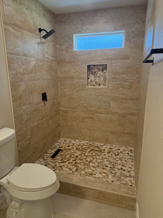 Building Photo - 1407 W Donovan St