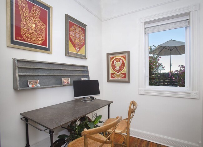Building Photo - Spacious 3 Bedroom/3 Bathroom Townhome with Private Rooftop Deck