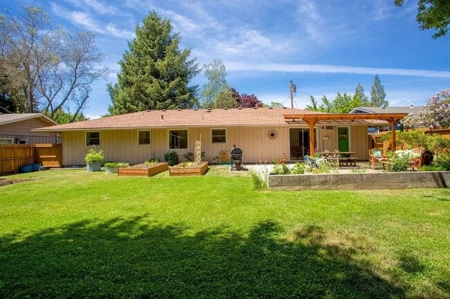 Building Photo - East Medford Ranch Home on large lot!  | Available Mid-July