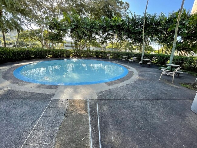 Building Photo - Queen Emma Gardens! Prince Tower! 1st floor Studio unit available now!