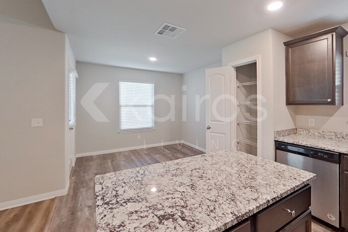 Building Photo - 713 St James Pl