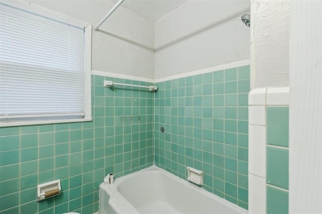 Building Photo - 306 W Mimosa Dr
