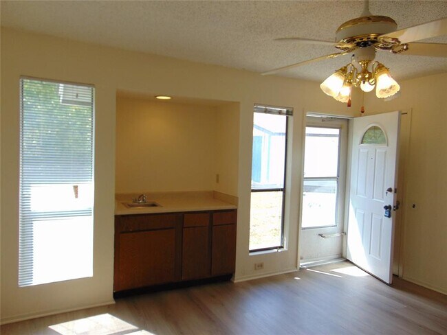 Building Photo - 903 Chisholm Cove