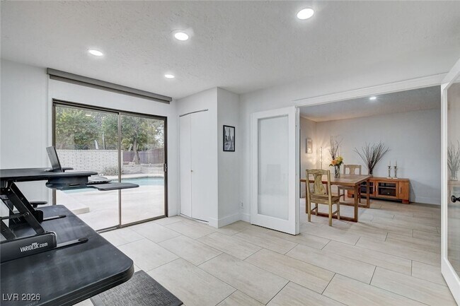 Building Photo - 945 Vegas Valley Dr