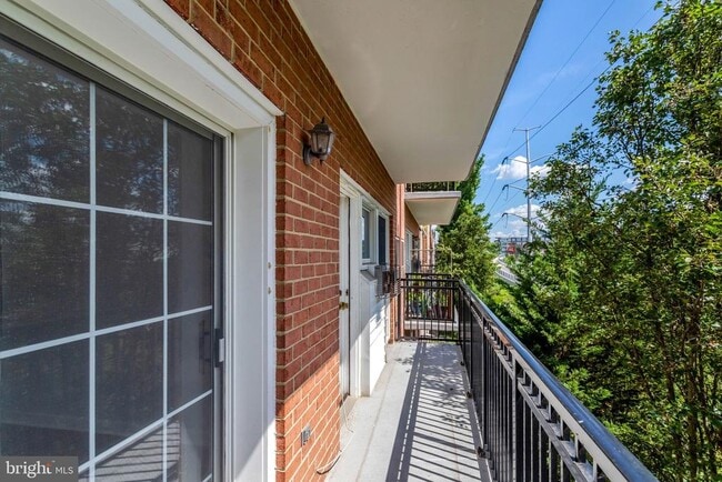 Building Photo - 6924 Fairfax Dr