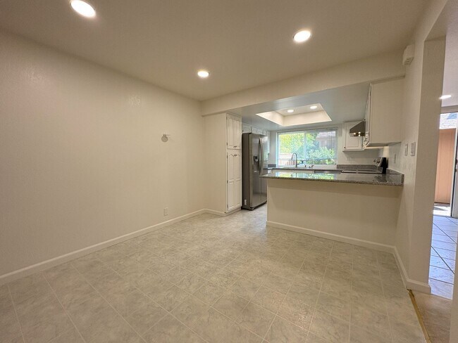 Building Photo - Beautifully Updated 3-Bedroom Townhome in ...