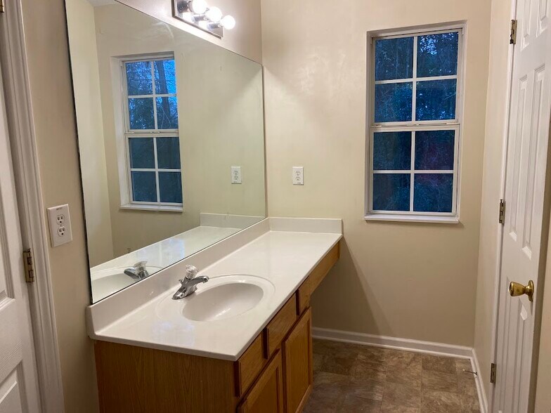 Building Photo - 2858 Parkway Close