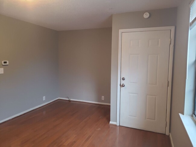 Building Photo - Now Available! 1 bedroom 1 bathroom in Ros...