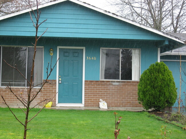 Primary Photo - 3 Bedroom duplex Near Mt. Hood CC availabl...