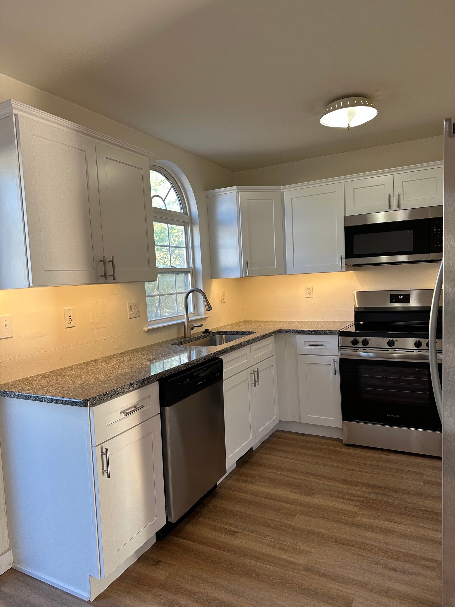 Building Photo - 517 Sally Ln