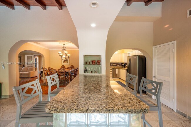 Building Photo - 423 Alcazar Ave