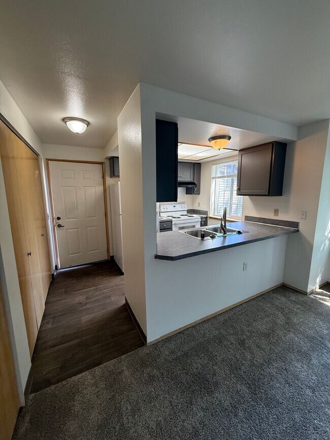 Building Photo - 1409 Bradley Ln