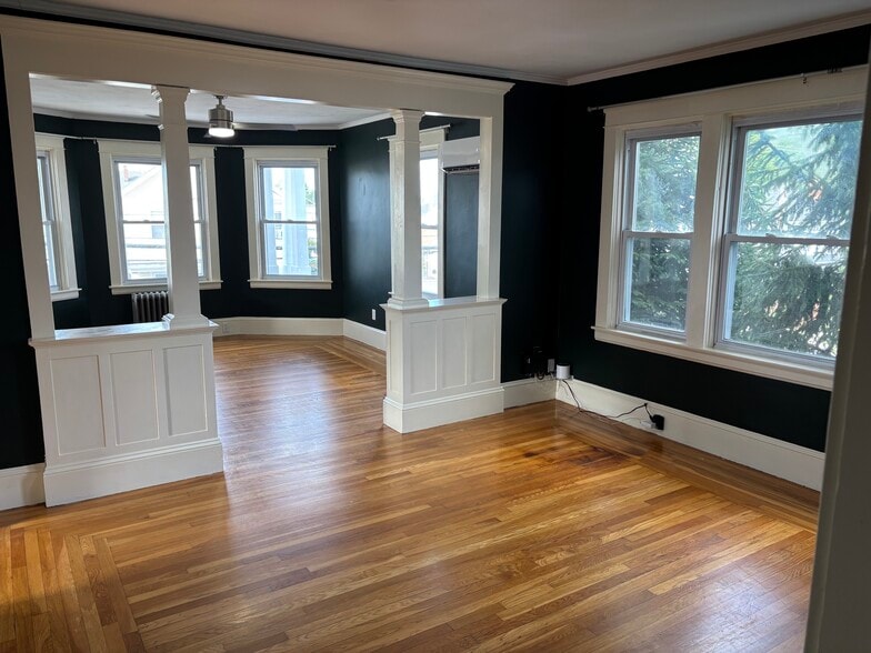 Building Photo - 582 Admiral St