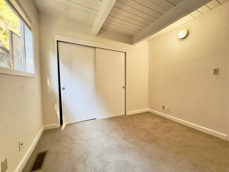 Building Photo - 6583 Valley View Rd