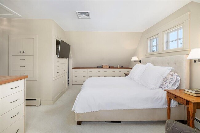 Building Photo - 68 Sachuest Way