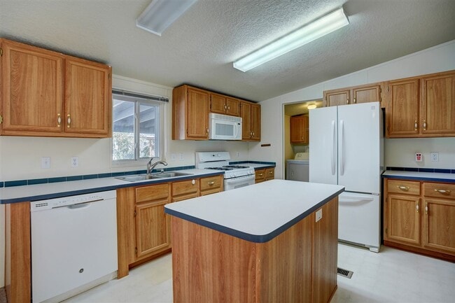 Building Photo - 3 bedroom, 2 bathroom home in 55+ Community of The Villages at Lynx Creek