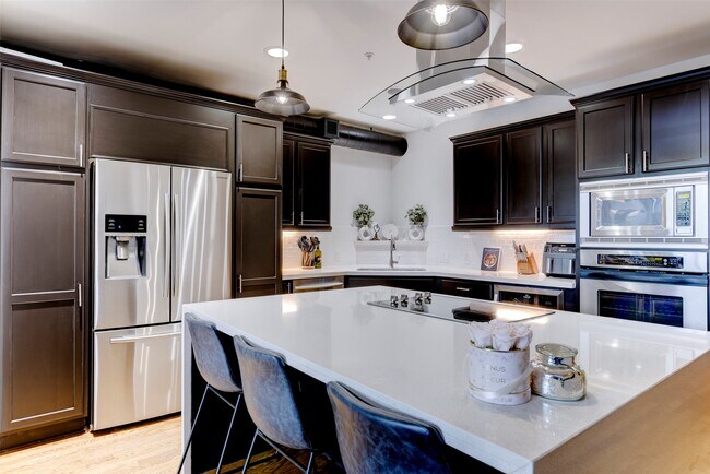Building Photo - 1005 S Shepherd Dr
