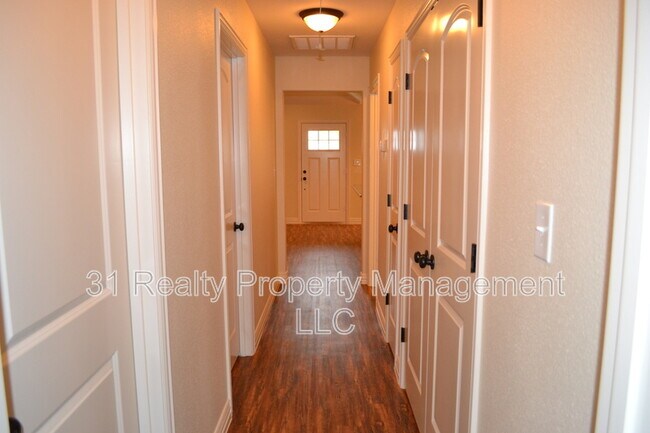 Building Photo - 508 W Hull St