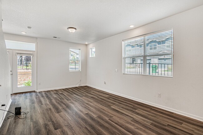 Building Photo - 1047 Oak Cir