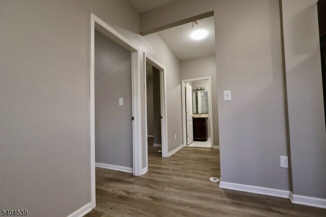 Building Photo - 456 Avon Ave