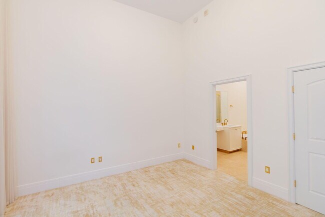 Building Photo - 701 S Olive Ave