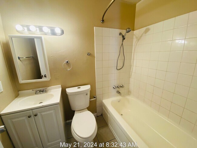 Building Photo - Cozy 2 Bedroom Townhome