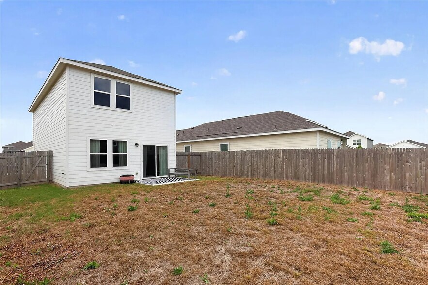 Building Photo - Room in House on Maple Ter