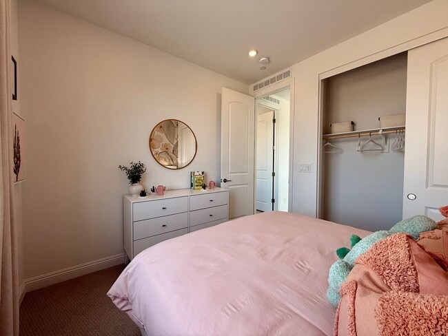 Building Photo - FULLY FURNISHED 3 BED 2.5 BATH 2 CAR GARAG...